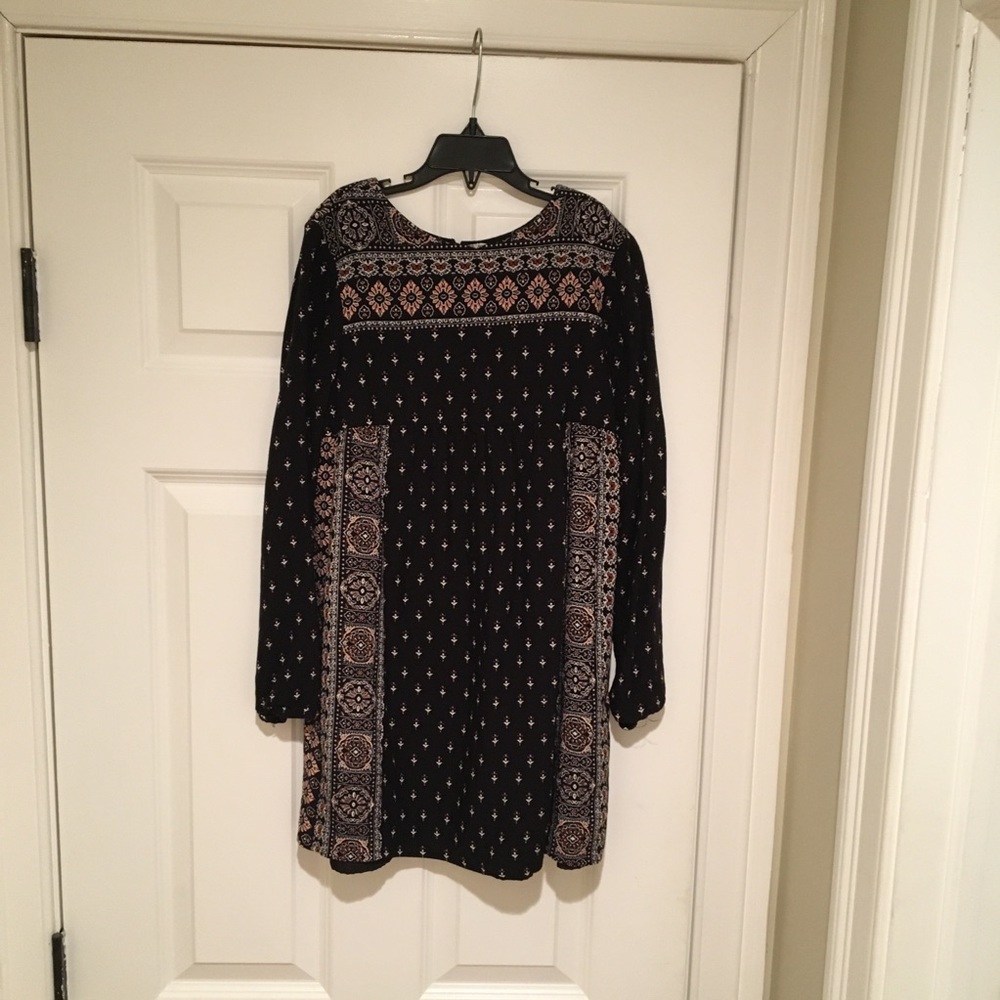 Girls dress, black with pattern, size M (10)